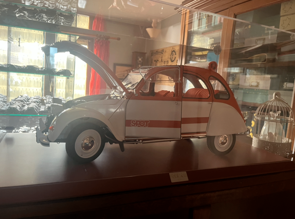Citroën 2CV miniature SPOT de collection exposée sous vitrine