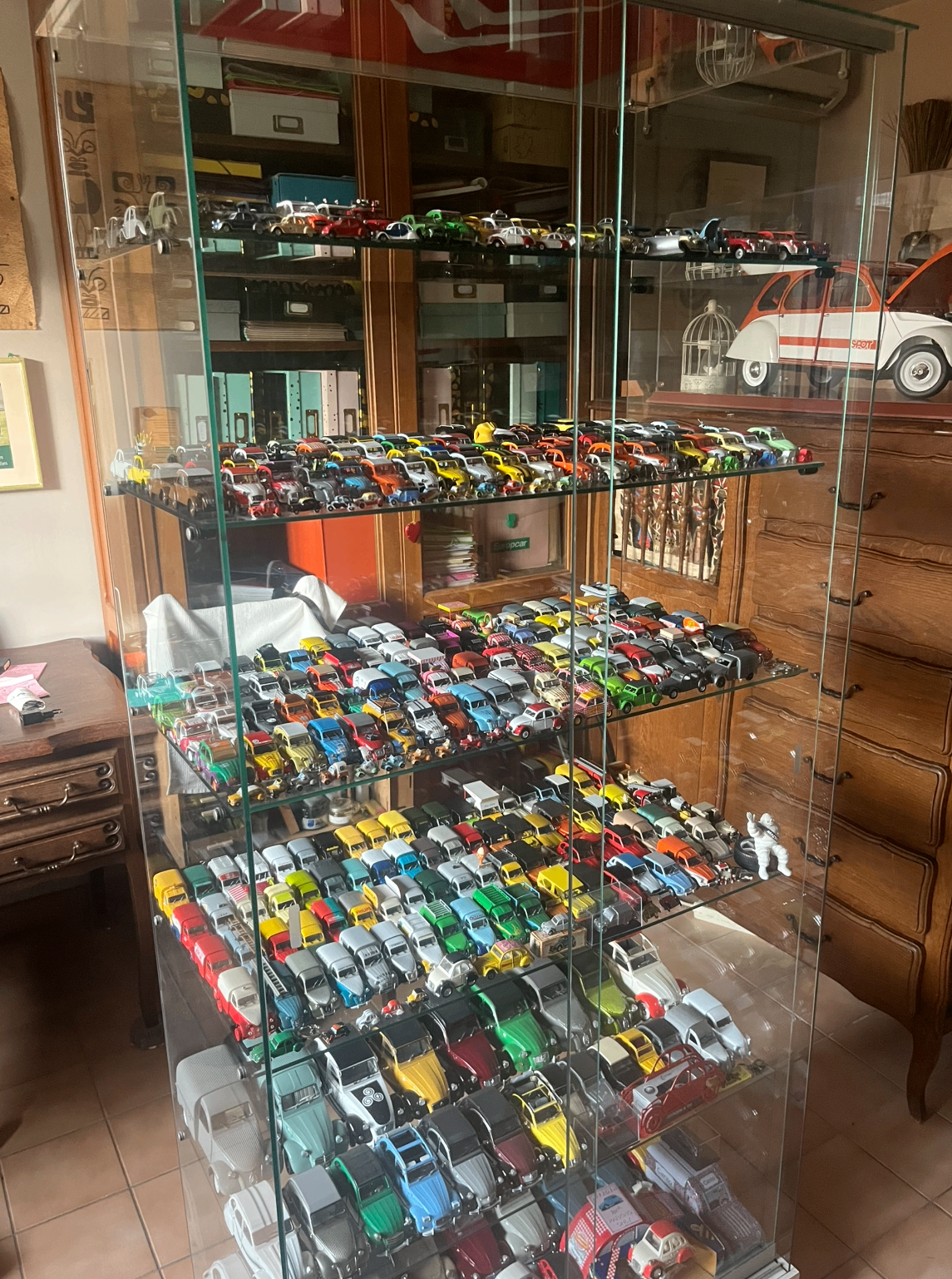 Vitrine de voitures miniatures de collection — Citroën 2CV, Dinky Toys, Norev